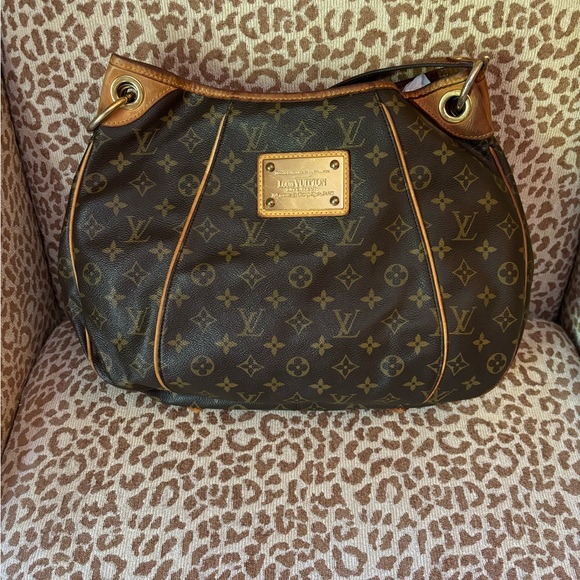 AUTHENTIC LOUIS VUITTON MONOGRAM GALLERIA PM BAG (Previously LOVED) - Picture 3 of 9